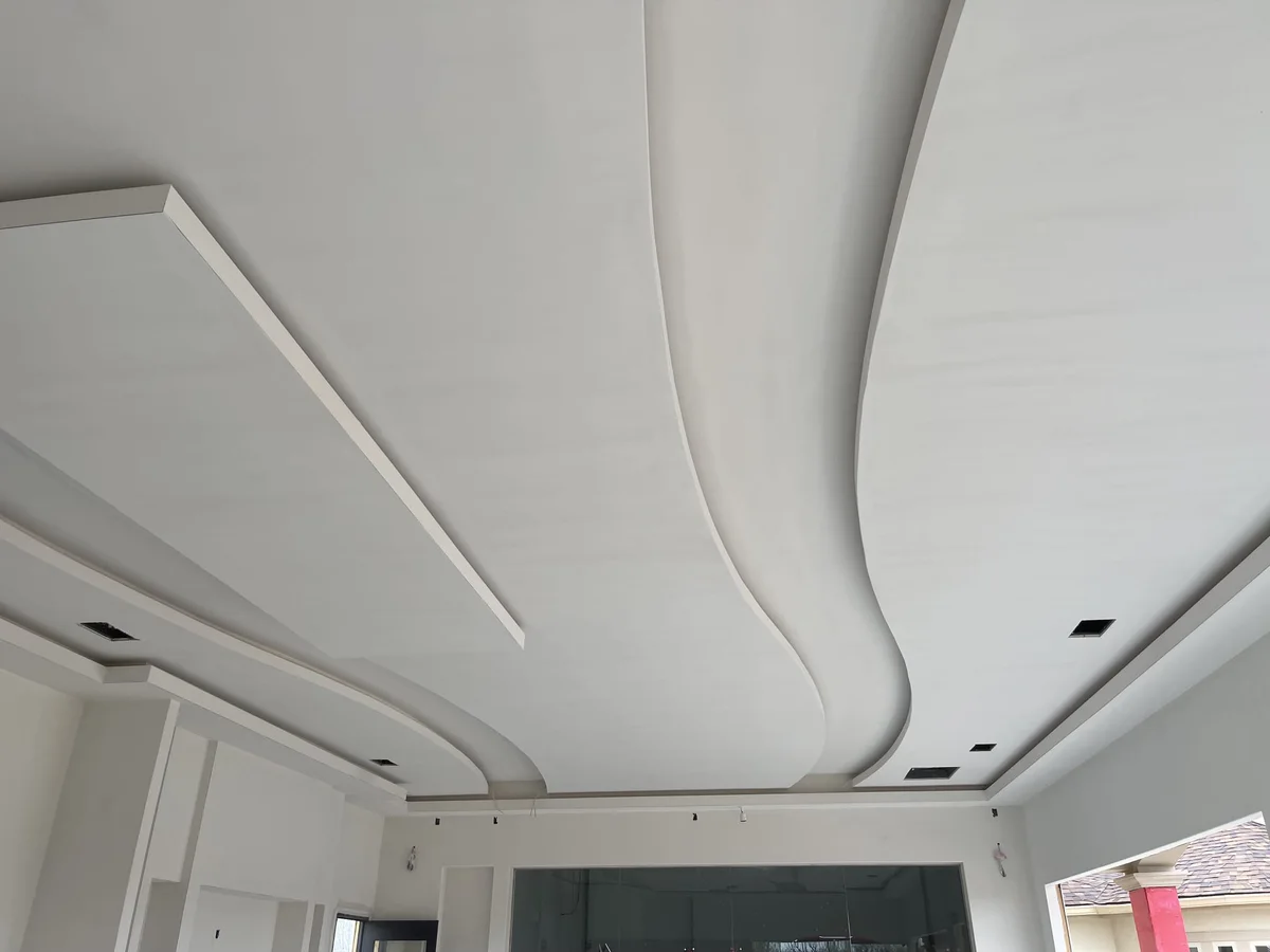 Curved ceiling detail finished smooth